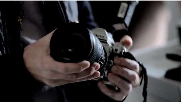 Nikon kényképezőgép Mick Rock kezében